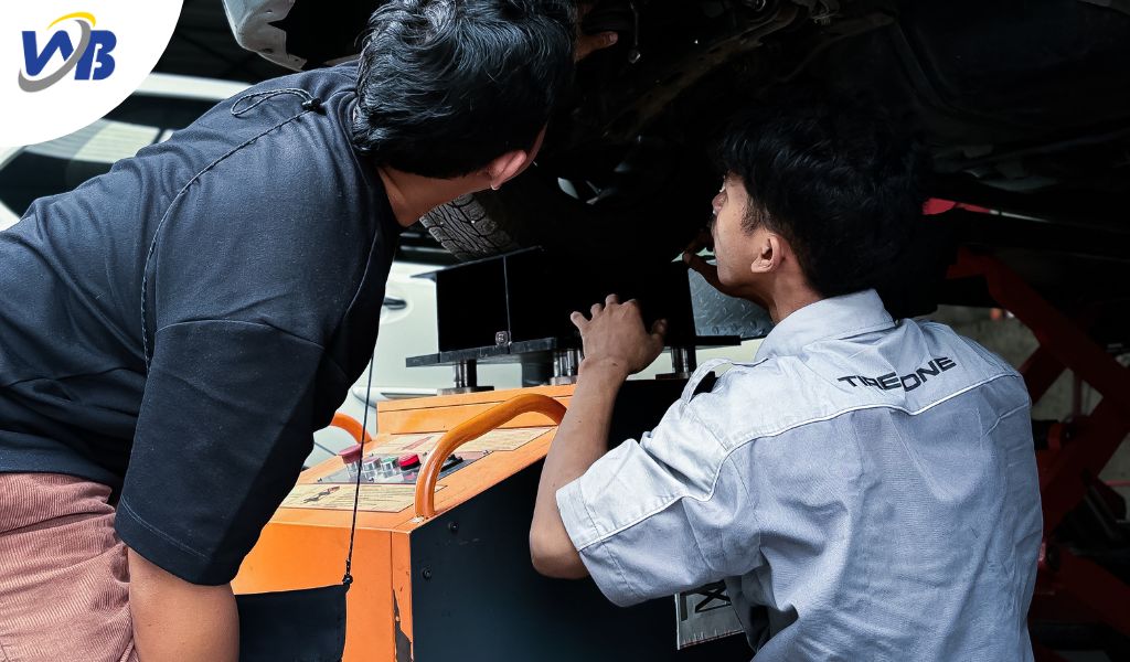 Ban mobil habis sebelah